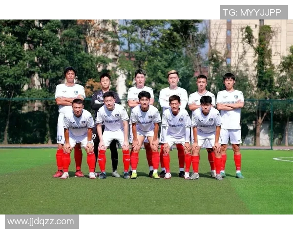 冬季足球明星时尚穿搭大揭秘让你在寒冷天气中也能尽显球场风范